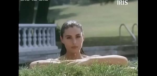  Monica Bellucci - Vita coi figli (First nude scene)